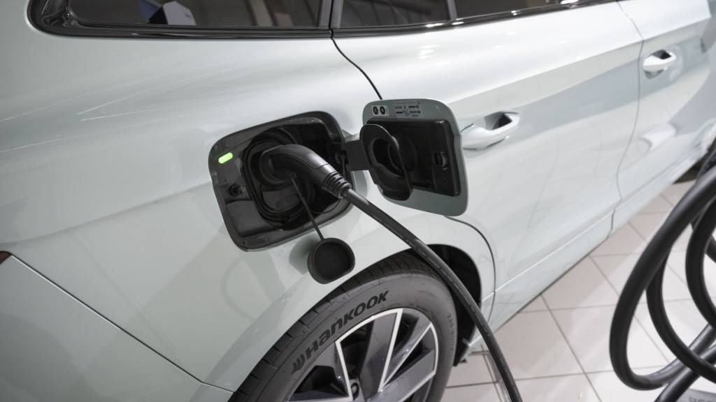 Die Zahl der neuen Personenwagen hat in der Schweiz im November leicht abgenommen. Die Verkaufsinitiativen und Aktionen der Händler verhinderten grössere Einbussen. (Symbolbild)