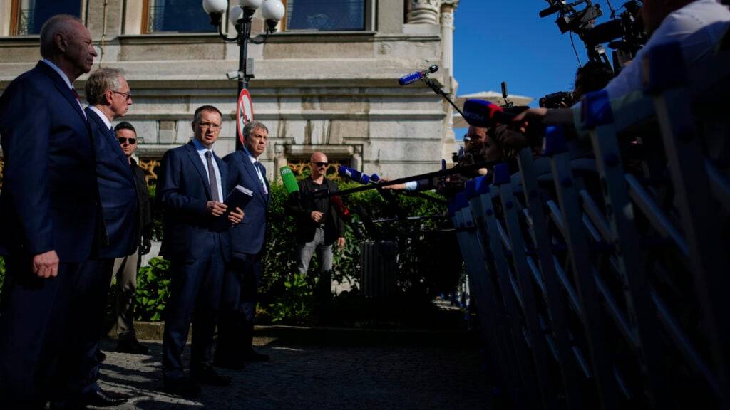 Der Leiter der russischen Delegation, Wladimir Medinskij (M), spricht zu den Journalisten vor dem Ciragan-Palast nach den Friedensverhandlungen zwischen der Ukraine und Russland. Foto: Emrah Gurel/AP/dpa