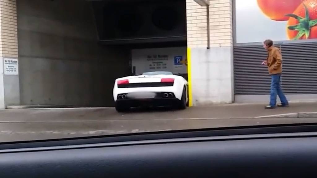 Lamborghini streift Parkhauseinfahrt in Uster