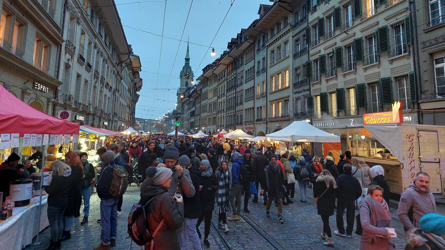 Menschen in den Strassen in Bern am Zibelemärit