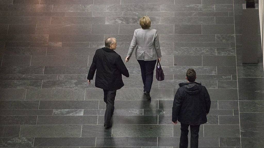 «Vertrauensvolles Gespräch»: Merkel geht nach dem Treffen mit Schulz, Seehofer sowie den Fraktionsspitzen.