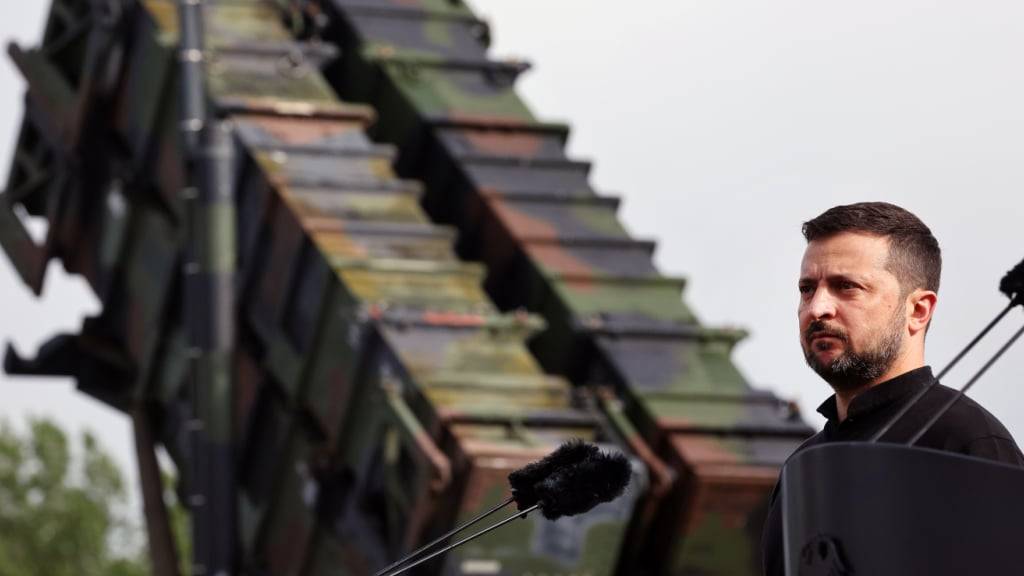 ARCHIV - Wolodymyr Selenskyj, Präsident der Ukraine, steht bei seinem Besuch auf einem Truppenübungsplatz vor einem Flugabwehrraketensystem vom Typ «Patriot». Foto: Jens Büttner/dpa