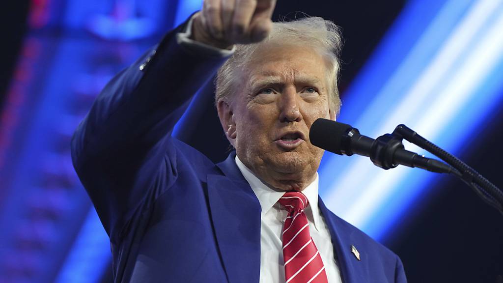 ARCHIV - Der designierte US-Präsident Donald Trump wettert gegen die Windkraft. Foto: Rick Scuteri/FR157181/AP/dpa