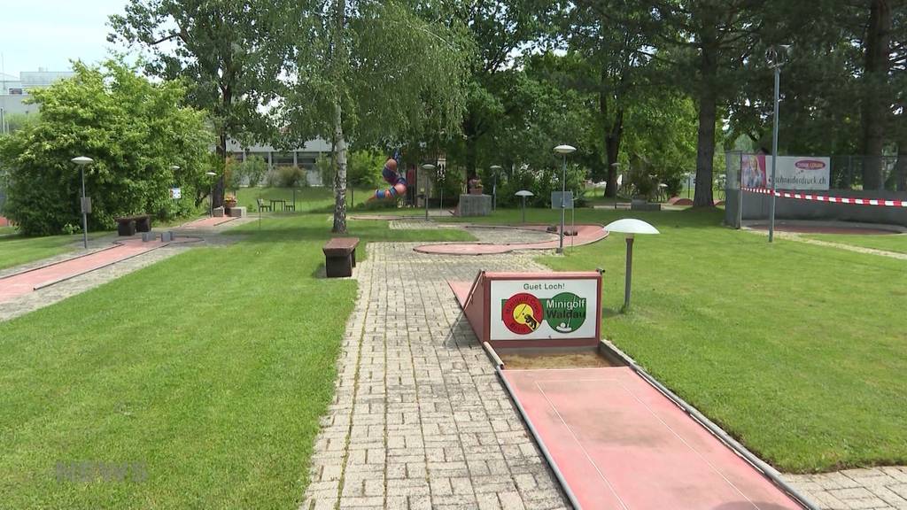 Verwirrende Corona-Regeln beim Minigolf