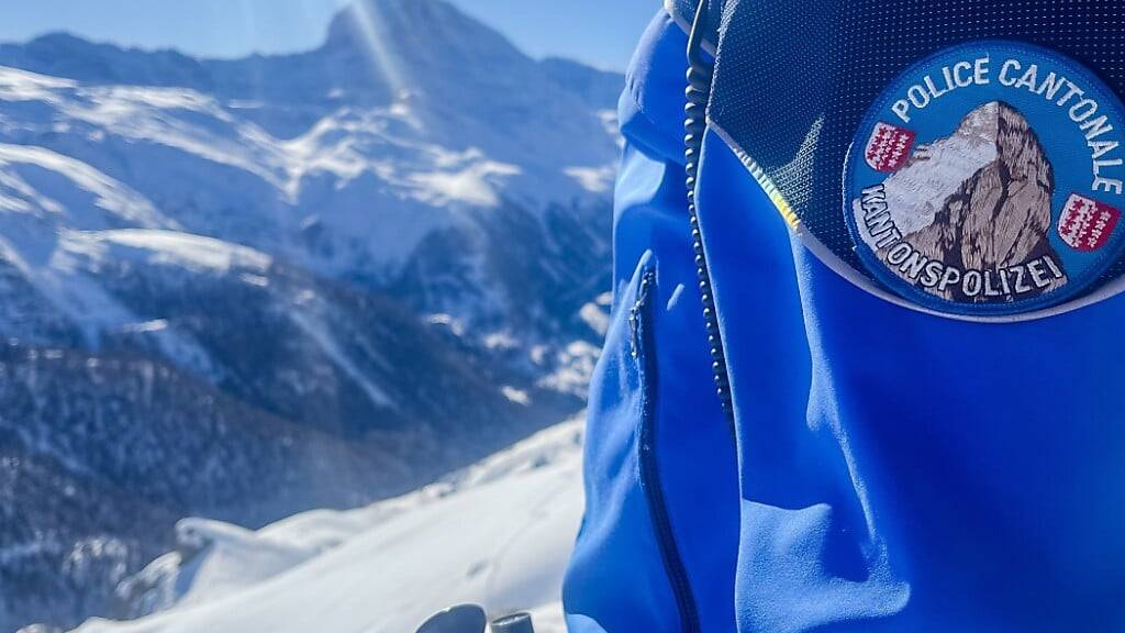 Im Wallis ist am Matterhorn ein 34-jähriger Skitourenfahrer gestorben.