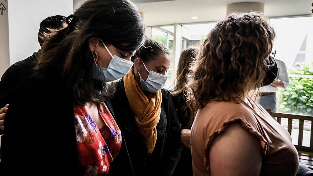 Die Angeklagte Valerie Bacot (M) kommt mit ihren Verwandten ins Gerichtsgebäude. Foto: Jeff Pachoud/AFP/dpa