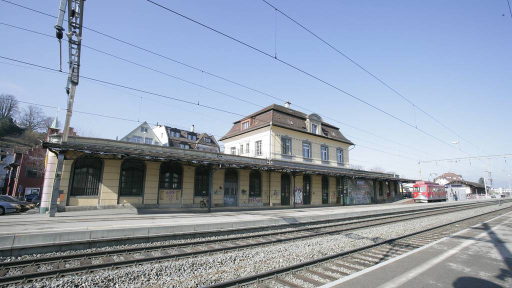 Der Mann stürzte in Rheineck auf das Bahnperron. (Themenbild)