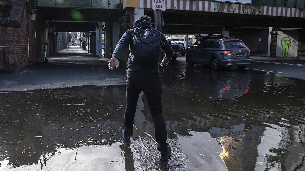 Überschwemmte Straßen in der Montague Street in South Melbourne. In Victoria, New South Wales und Südaustralien wurden Unwetterwarnungen herausgegeben. Foto: Daniel Pockett/AAP/dpa