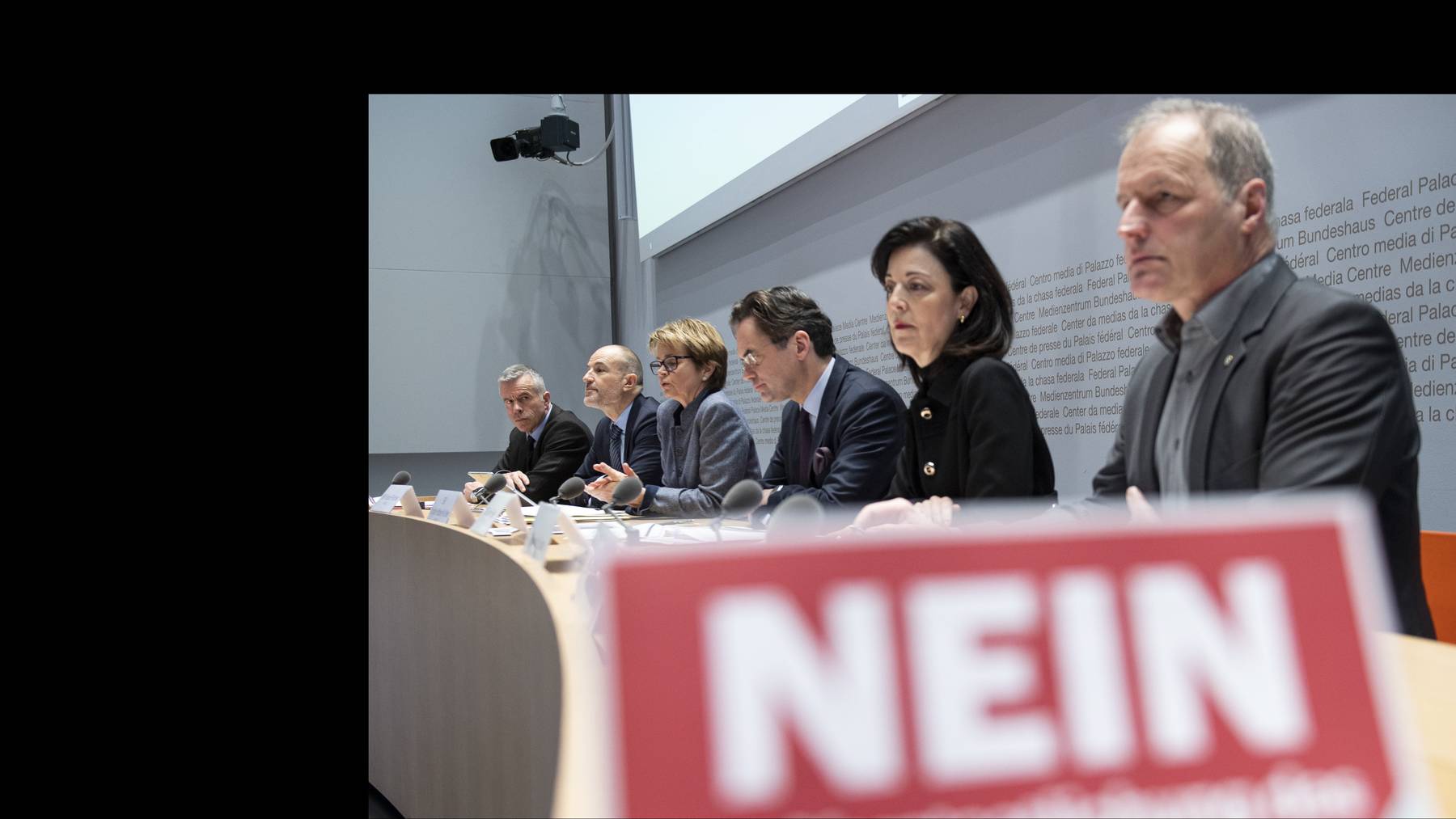Von links nach rechts: Lorenz Hess (Nationalrat BDP/BE), Roland Fischer (Nationalrat GLP/LU), Brigitte Haeberli-Koller (Ständerätin CVP/TG), Olivier Feller (Nationalrat FDP/VD), Regine Sauter (FDP/ZH) und Pierre-Andre Page (Nationalrat SVP/FR) sagen am 9. Februar klar Nein.