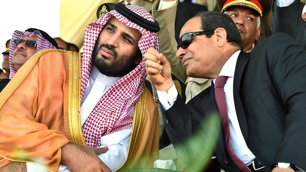 «Wir werden gegen jede terroristische Organisation kämpfen, nicht nur gegen den Islamischen Staat», lässt sich der saudische Vize-Kronprinz und Verteidigungsminister Mohammed Bin Salman (links), hier mit dem ägyptischen Präsidenten Al-Sisi zitieren. (Archivbild)