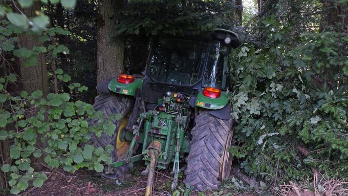 Traktor überschlägt sich und fährt führerlos weiter – Fahrer wird verletzt