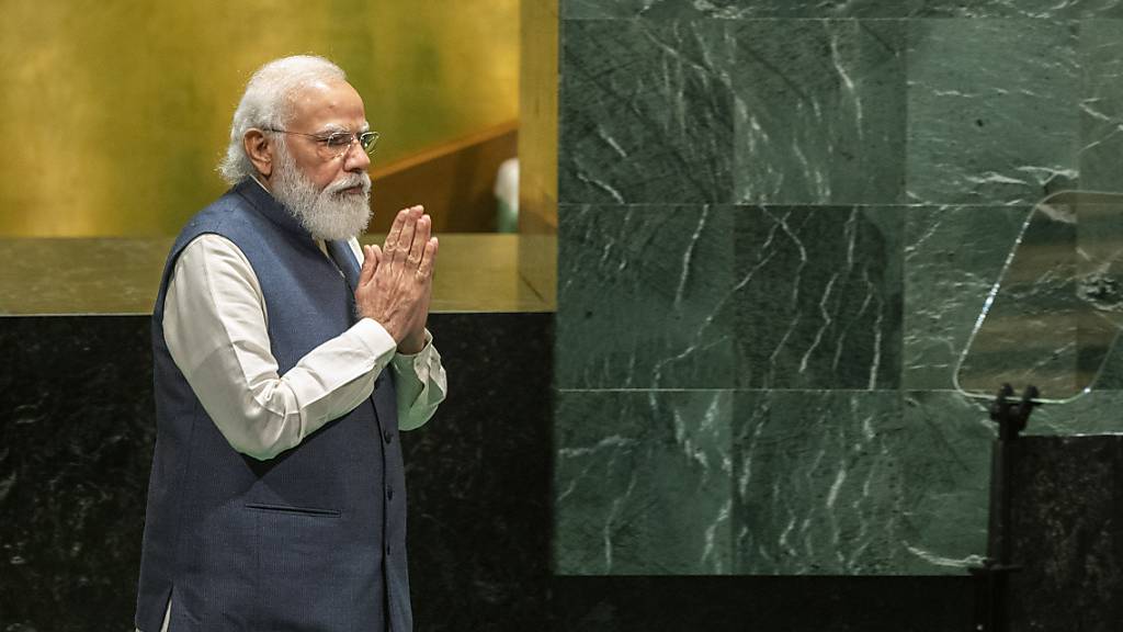 Narendra Modi, Premierminister von Indien, hält beide Handflächen aneinander, als er zum Rednerpult bei der 76. Sitzung der UN-Generalversammlung am Hauptsitz der Vereinten Nationen geht. Foto: Eduardo Munoz/Pool Reuters/AP/dpa