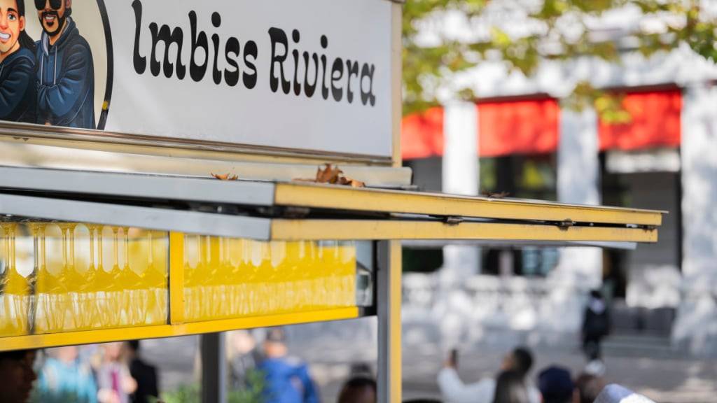 Der Riviera Imbiss steht seit Jahrzehnten am Utoquai. Geht es nach dem Stadtrat, muss der Stand aber Ende Jahr schliessen, weil er in einer Freihaltezone steht. Gleiches droht dem Bistro&Grill am See beim Bürkliplatz.