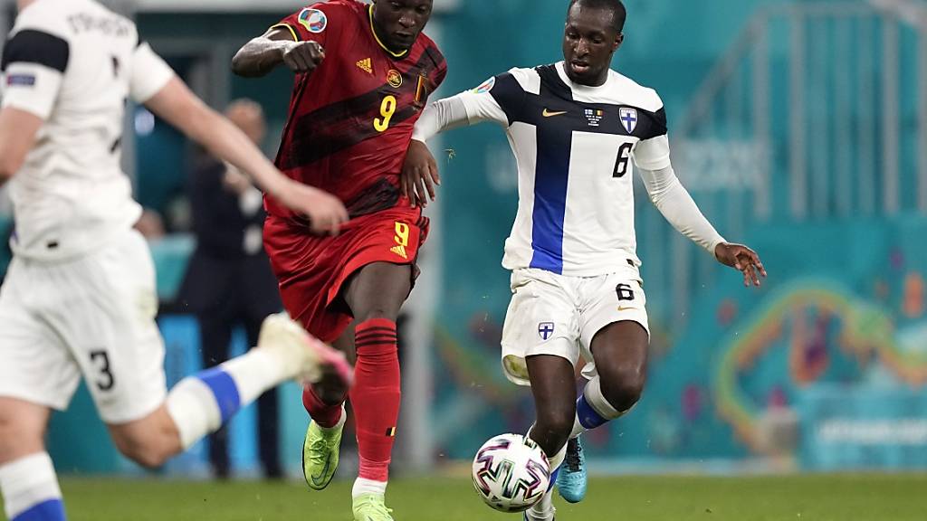 Finnlands Geln Kamara (rechts) bewegte sich lange Zeit auf Augenhöhe mit dem Favoriten aus Belgien und Topstar Romelu Lukaku