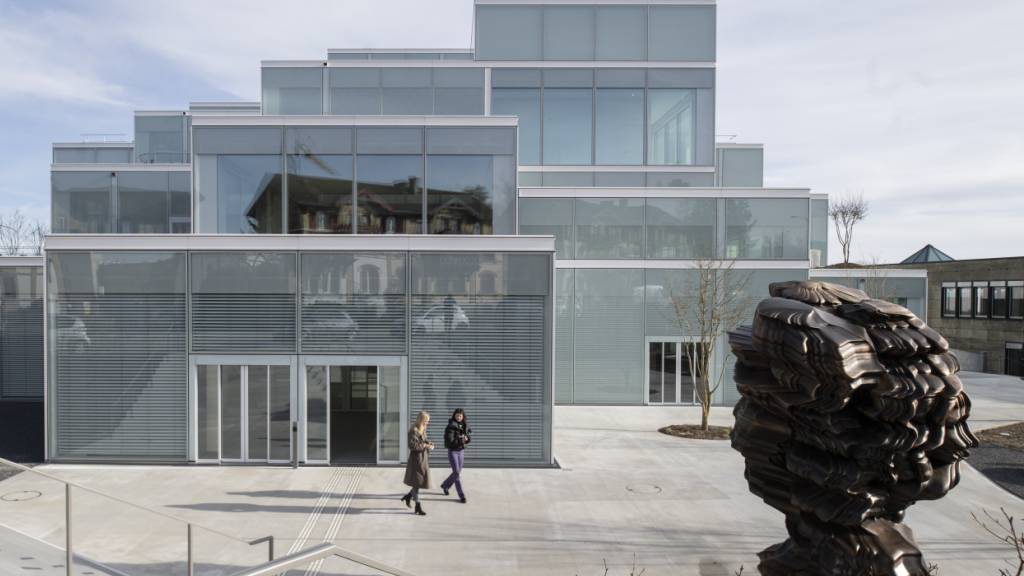 Das Lernzentrum «Square» ist Teil der HSG. Davor befindet sich die von Christen Sveaas gespendete Skulptur «Ourea» des britischen Künstlers Tony Cragg. (Archivbild)