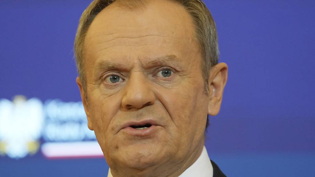 Donald Tusk, Ministerpräsident von Polen, spricht während einer Pressekonferenz über die Pläne für ein neues Ausgabengesetz. Polens Parlament hat dem Haushaltsplan für das laufende Jahr in erster Lesung zugestimmt. Foto: Czarek Sokolowski/AP/dpa