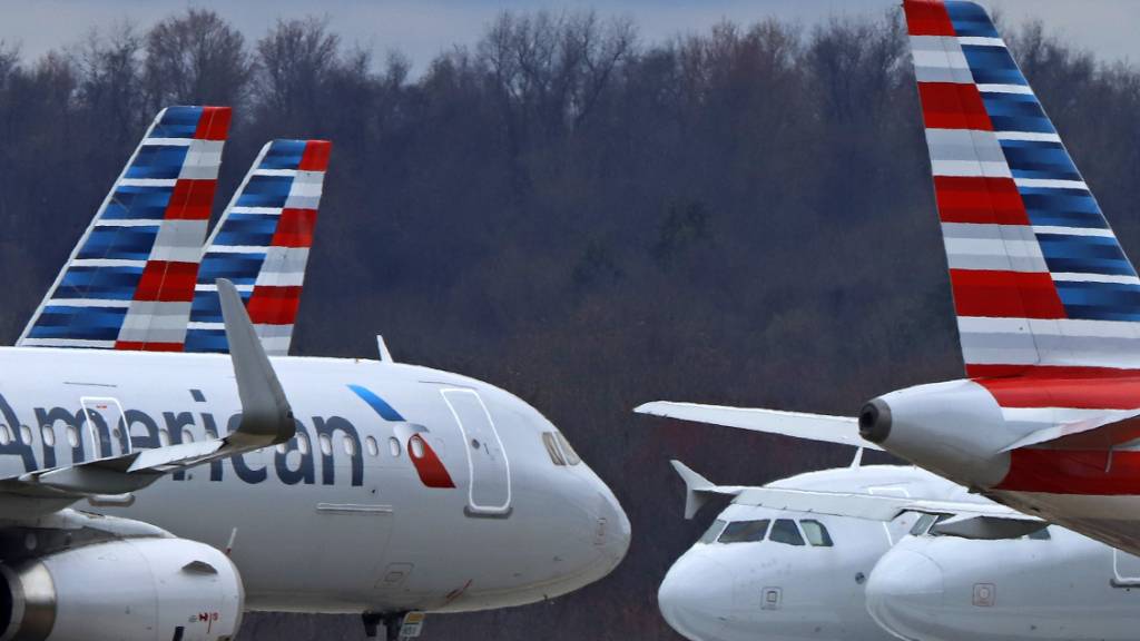Die amerikanische Fluggesellschaft American Airlines will sich mit der Ausgabe von Wertpapieren weiteres Geld beschaffen. (Archivbild)
