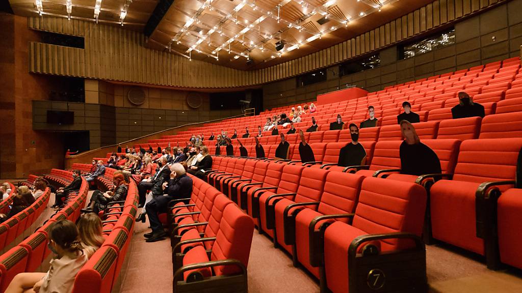 Das Andrej Bagar Theater belegt seine Sitze mit Pappfiguren, die Mund-Nasen-Schutz tragen. Foto: Henrich Miöovië/TASR/dpa