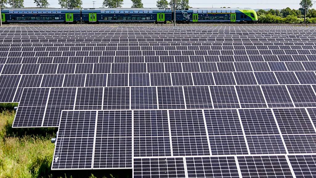 Die Eidgenössische Finanzkontrolle mahnt, Fördergelder für Photovoltaik gezielter zu verwenden und freie Flächen als Standorte für grosse Solaranlagen einzuplanen.  (Themenbild)