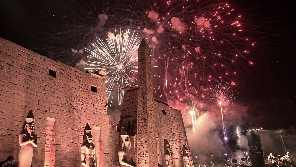 Ein Feuerwerk erhellt den Himmel während der feierlichen Wiedereröffnung der Allee der Sphinxen. Foto: Mahmoud Ahmed/dpa