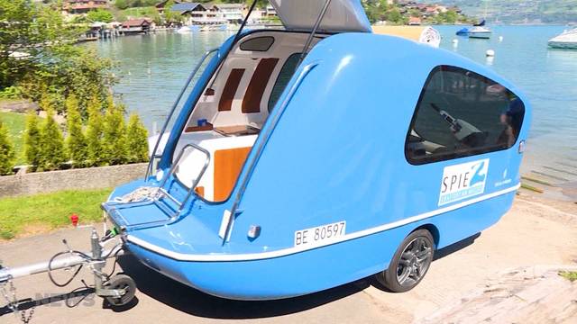 Schwimmender Wohnwagen auf Thunersee