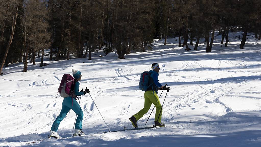 Fünf Skitourengänger wurden am Montag in Villars-sur-Ollon und in Gryon in den Waadtländer Alpen von zwei verschiedenen Lawinen erfasst. Verletzt wurde niemand. (Symbolbild)