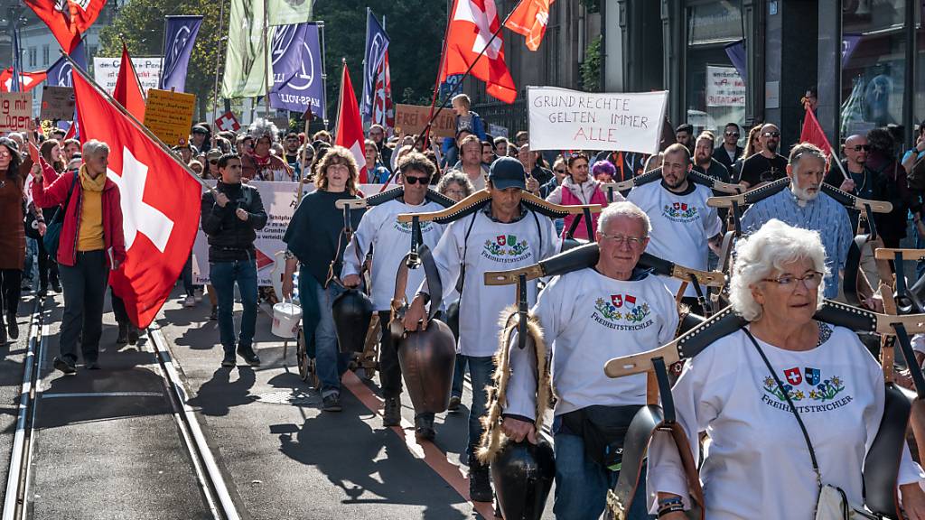 Freiheitstrychler, Corona-Massnahmengegner, protestieren in Basel. (Aufnahme vom 9. Oktober in Basel)