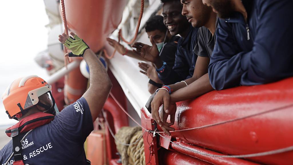 Migranten an Bord der «Ocean Viking». Foto: Jeremias Gonzalez/AP/dpa