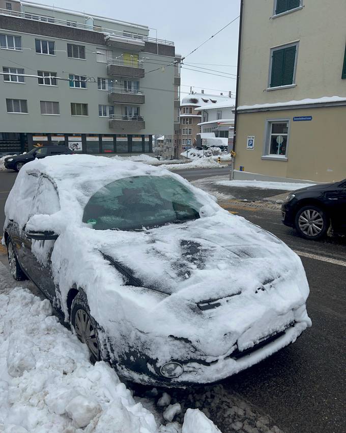 24 Zentimeter Schnee auf dem Auto