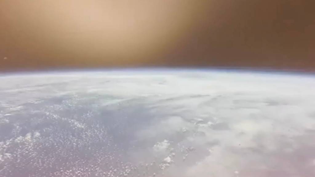 HANDOUT - In diesem Bild aus einem von der NASA zur Verfügung gestellten Video ist die Erde von der «Artemis II» Orion-Kapsel aus zu sehen, die gerade in die Atmosphäre eintritt. Foto: NASA/AP/dpa - ACHTUNG: Nur zur redaktionellen Verwendung und nur mit vollständiger Nennung des vorstehenden Credits