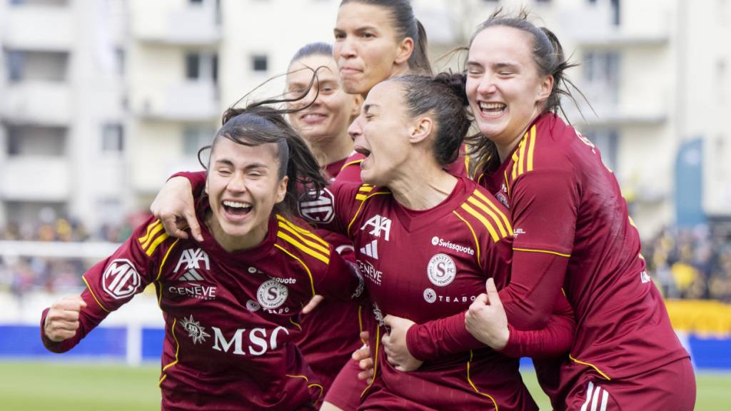 Die Genferinnen um Torschützin Paula Serrano (Mitte) freuen sich über das 1:0