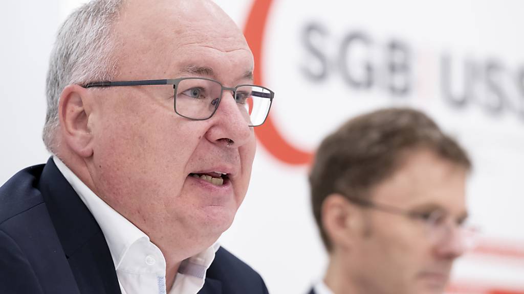 Pierre-Yves Maillard (l., Nationalrat SP/VD), Präsident des Schweizerischen Gewerkschaftsbundes (SGB), informierte zusammen mit dem Chefökonomen des SGB, Daniel Lampert (r.), an einer Medienkonferenz unter anderem zu Lohnverhandlungen und Rentensicherung.