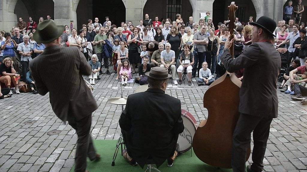 Das Berner Strassenmusikfestival Buskers lockt jeweils tausende Besucherinnen und Besucher in die Innenstadt.