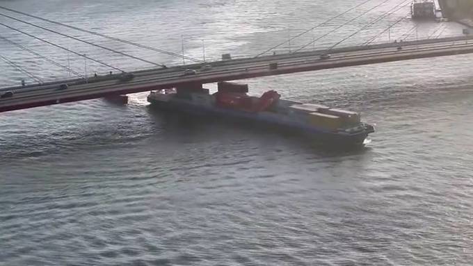 Frachtschiff rammt Brücke und verliert dabei fünf Container