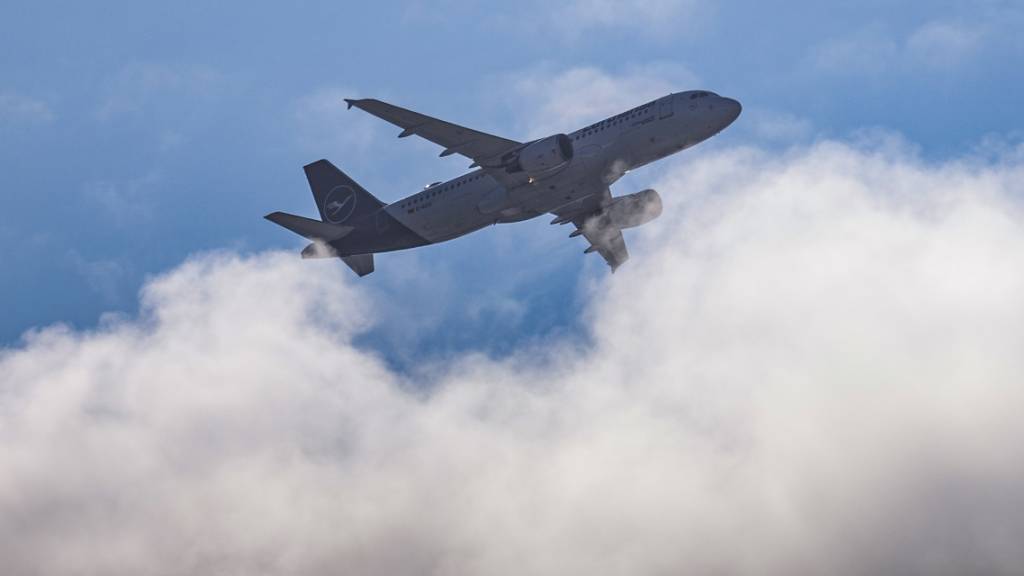 US-Luftfahrtbehörde und europäische Luftfahrtaufsicht alarmiert: Gefälschten Dokumente bei Standardteile an Flugzeugen von Boeing und Airbus gefunden. (Symbolbild)