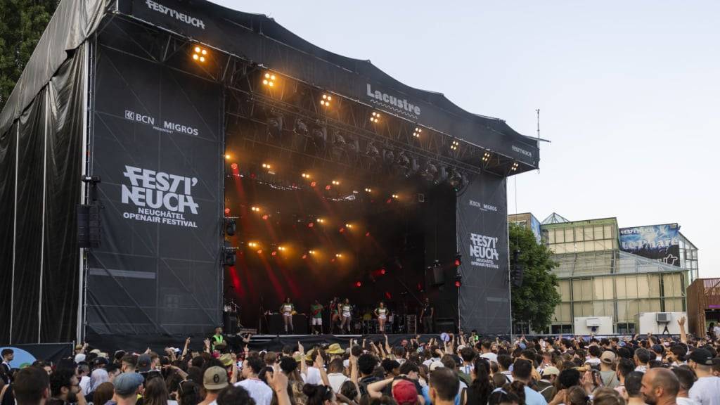 Am Samstag konnte in Neuenburg das Publikum bei sonnigem Wetter die Musik am Festival geniessen. (Archivbild)