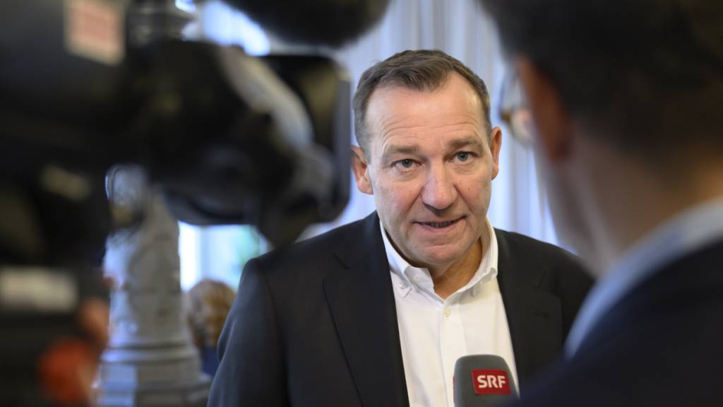 Thomas Matter sowie weitere Vertreterinnen und Vertreter des Komitees präsentierten ihre Argumente für die Annahme der Volksinitiative «200 Franken sind genug» (SRG-Initiative).