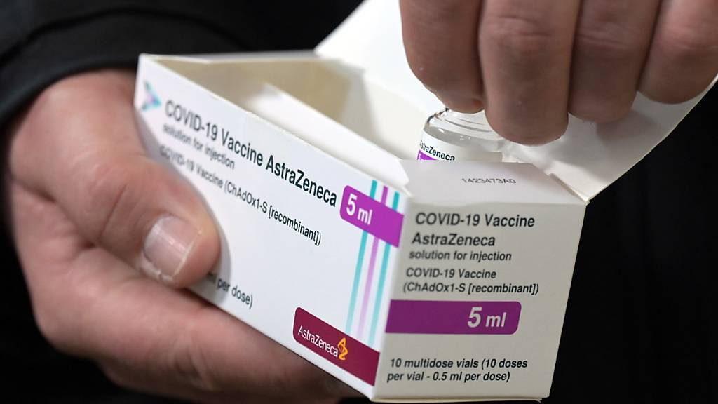 Eine Packung des Corona-Impfstoffs von Astrazeneca. Foto: Soeren Stache/dpa