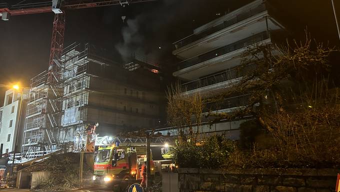Feuerwehr rückt wegen Dachstockbrand in Oberrieden aus