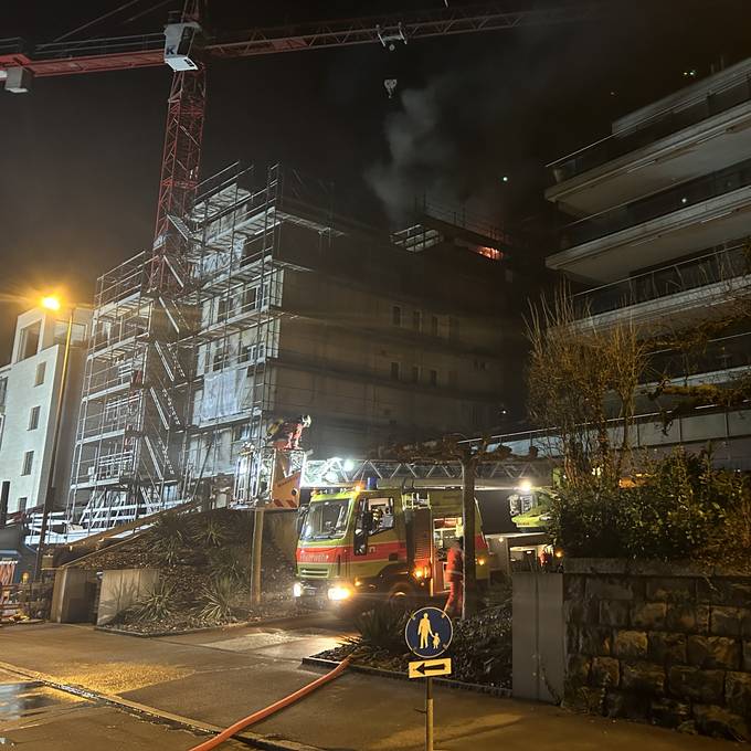 Feuerwehr rückt wegen Dachstockbrand in Oberrieden aus