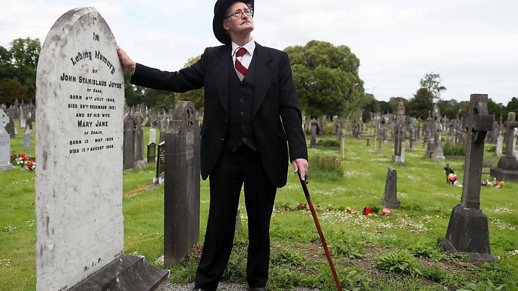 ARCHIV - James Joyce-Darsteller John Shevlin steht am Grab des Schriftstellers John Stanislaus Joyce und seiner Frau Mary Jane beim traditionellen «Bloomsday» auf dem Glasnevin-Friedhof. Foto: Brian Lawless/PA Archive/dpa