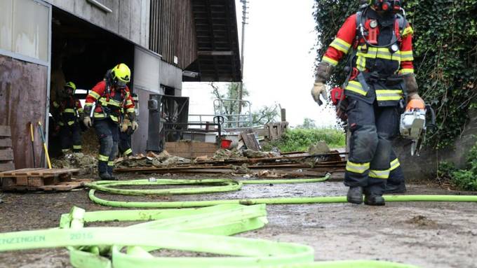 Feuerwehreinsatz wegen Schwelbrand in Scheune in Menzingen