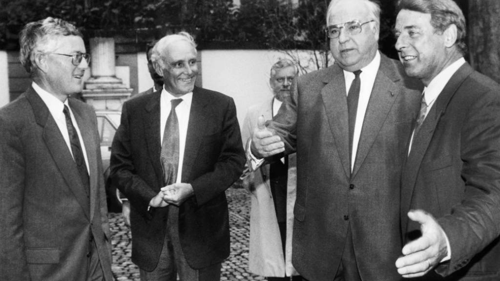Der deutsche Kanzler Helmut Kohl besuchte am 18. Oktober 1993 die Schweiz für einen offiziellen Arbeitsbesuch. Empfangen wurde er von den Bundesräten Kaspar Villiger, Flavio Cotti und Adolf Ogi.