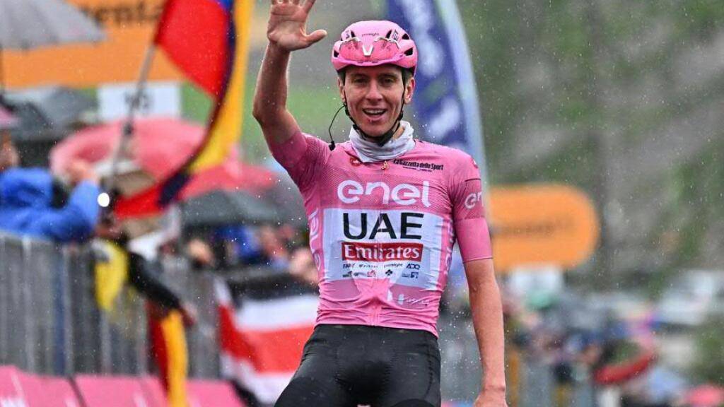 Tadej Pogacar zelebriert seinen fünften Etappensieg an diesem Giro