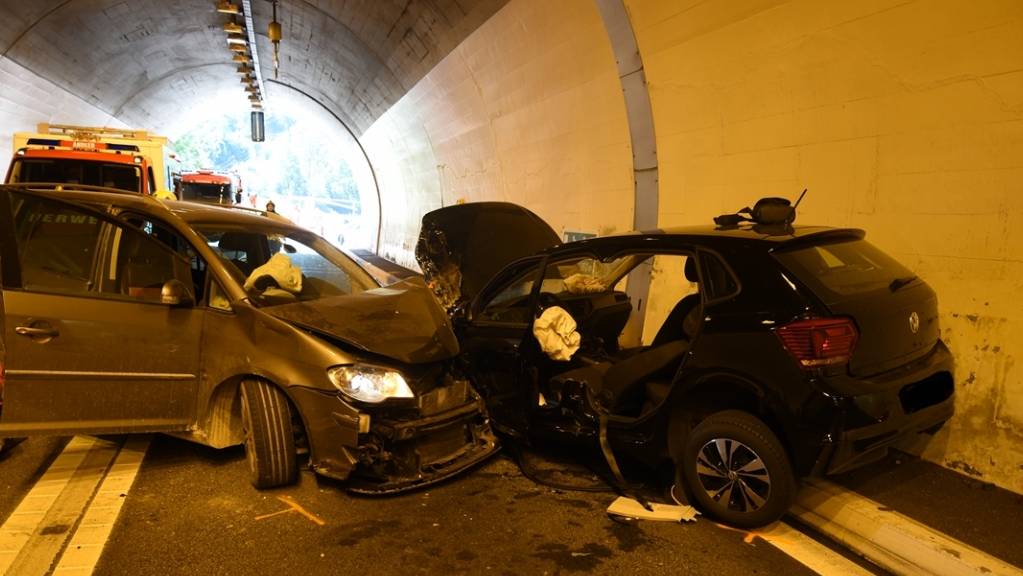 Bei einem Verkehrsunfall im Wegerhaus-Tunnel in Zillis sind drei Personen verletzt worden.