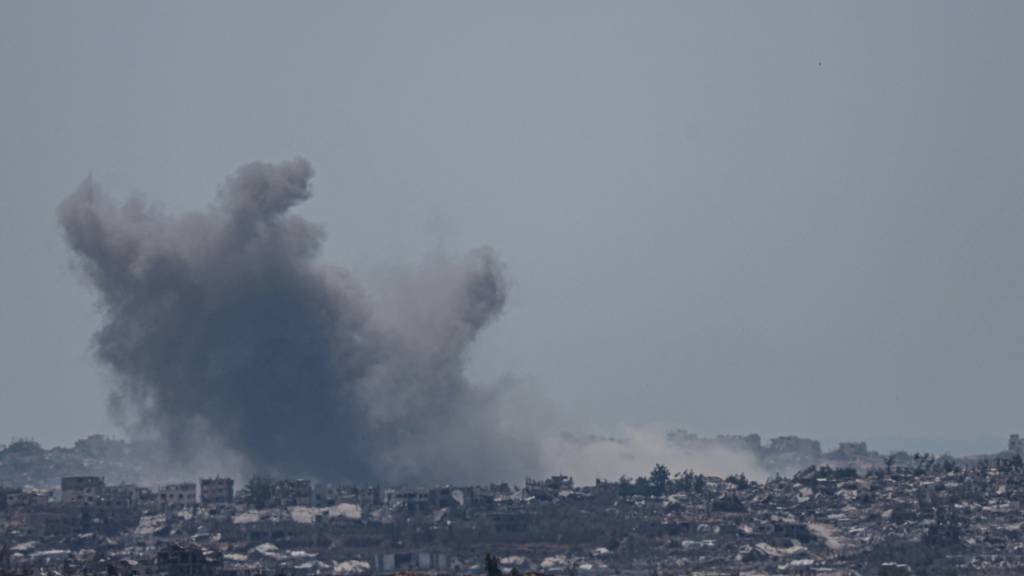 ARCHIV - Nach einem israelischen Angriff auf die Stadt Beit Lahia im Norden des Gazastreifens steigt Rauch auf, wie von der israelischen Seite nahe der Grenze aus gesehen. Foto: Saeed Qaq/ZUMA Press Wire/dpa
