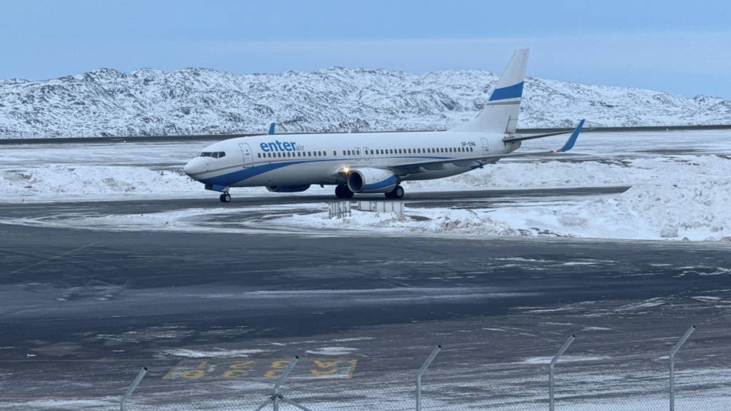 Ein Flieger mit den Bundeswehrsoldaten ist nach der Landung zu sehen. Ein Erkundungsteam der Bundeswehr für mögliche Militärübungen in Grönland soll am frühen Abend auf der Insel eintreffen. Foto: Julia Wäschenbach/dpa