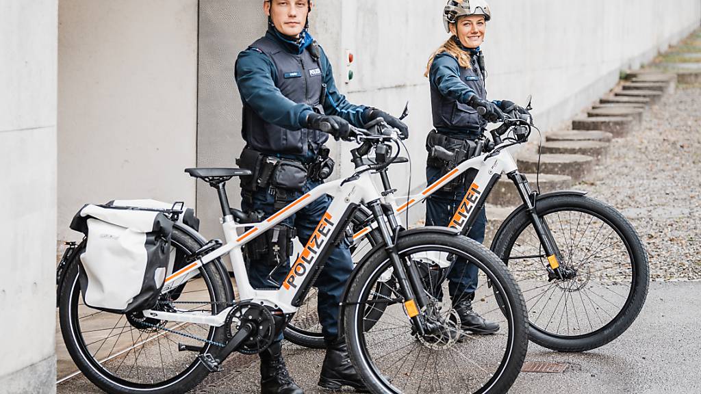 Die St. Galler Stadtpolizei patrouilliert künftig mit E-Bikes durch die Innenstadt. Vier speziell gekennzeichnete Zweiräder wurden angeschafft.