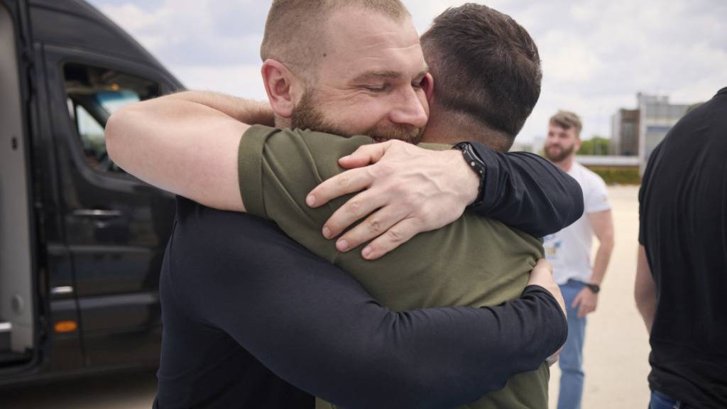 HANDOUT - Auf diesem vom Pressebüro des ukrainischen Präsidenten zur Verfügung gestellten Foto umarmt Wolodymyr Selenskyj (r), Präsident der Ukraine, den Verteidiger des Stahlwerks Azovstal, Serhii Volynskyi, am internationalen Flughafen von Istanbul in der Türkei. Foto: Uncredited/Ukrainian Presidential Press Office/AP/dpa - ACHTUNG: Nur zur redaktionellen Verwendung und nur mit vollständiger Nennung des vorstehenden Credits