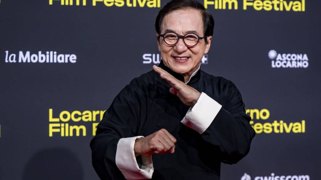 Er kann noch kämpfen: Jackie Chan stellte dies auch auf dem Roten Teppich des Locarno Film Festivals mit seinen Posen unter Beweis. (KEYSTONE/Jean-Christophe Bott)